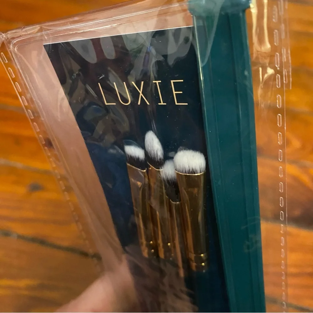 LUXIE Enchanted Eye Set Comes with case Make Up Brush Set NWT